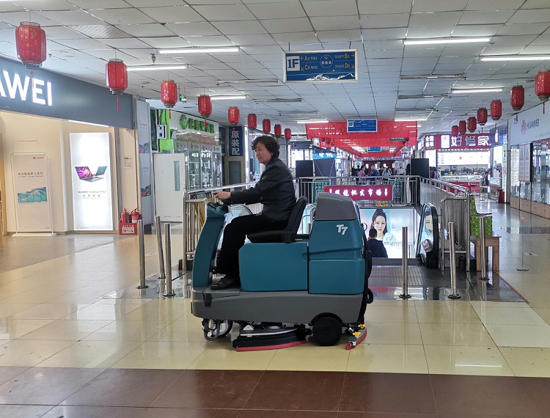 駕駛式洗地機(jī)