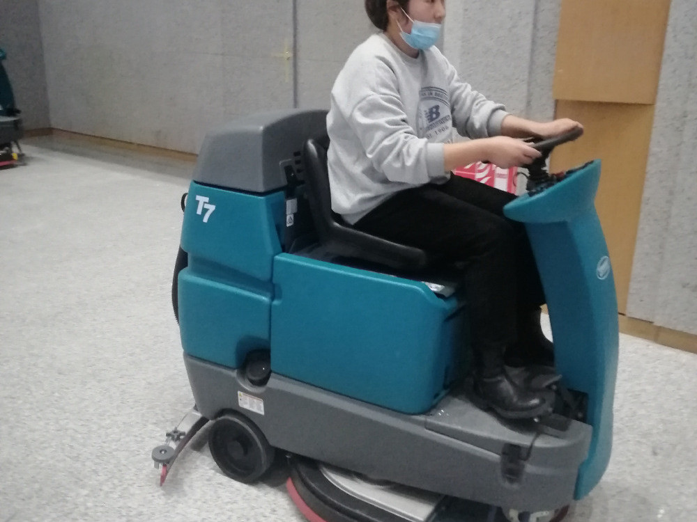 駕駛式洗地機(jī)，工廠車庫的清潔設(shè)備好選擇