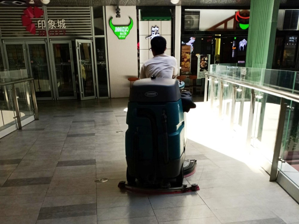 商用辦公樓適合使用駕駛式洗地機嗎？