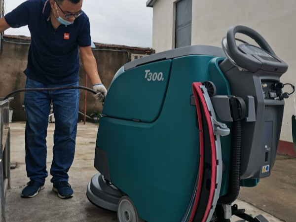 工業(yè)洗地機和商業(yè)洗地機有什么不同？