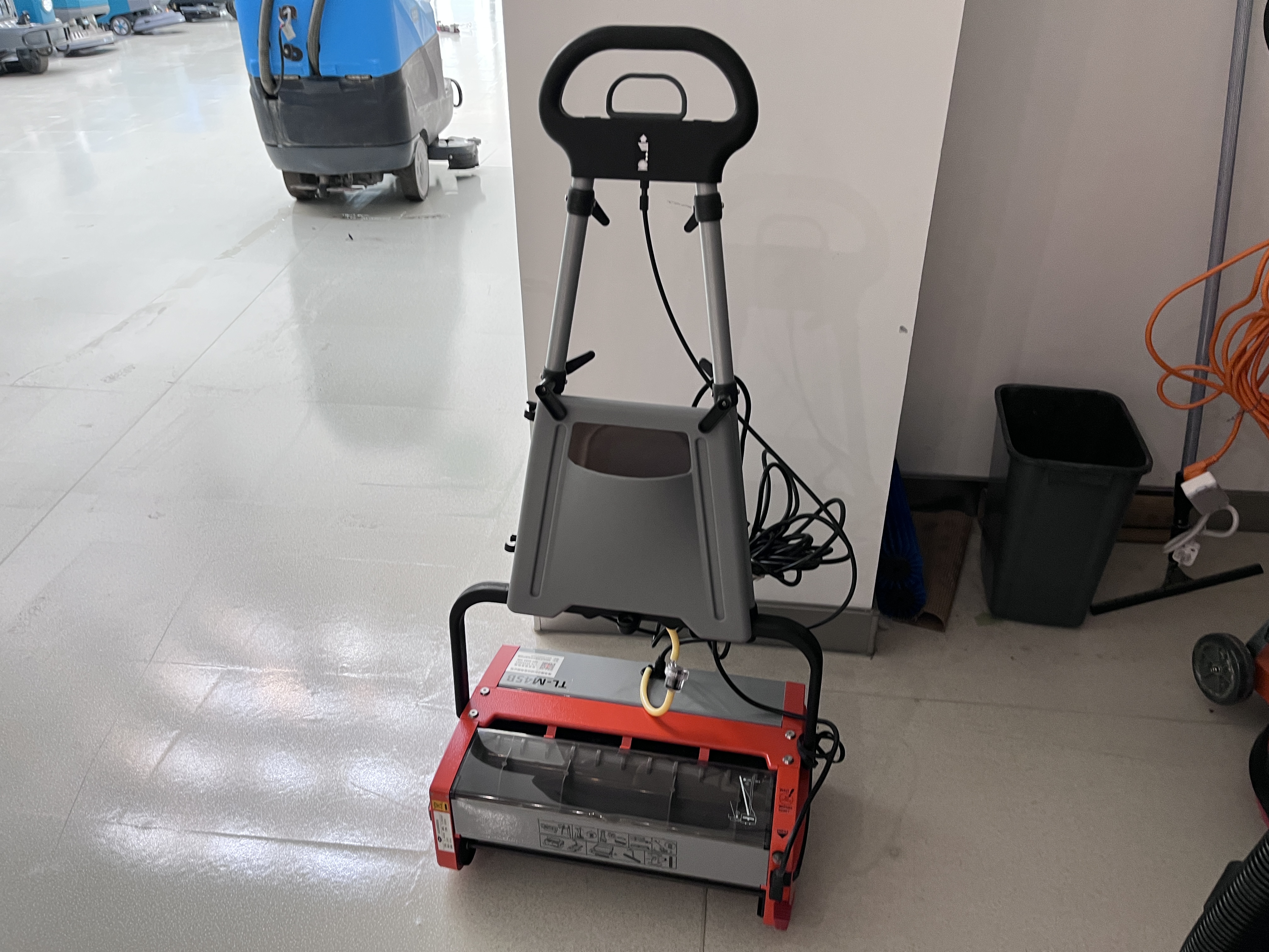 扶梯清洗機高鐵站演示實例（ 一）