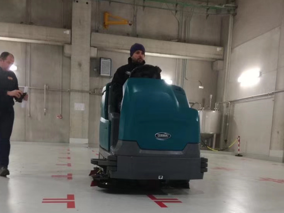 車庫使用洗地機(jī)應(yīng)該注意哪些事項