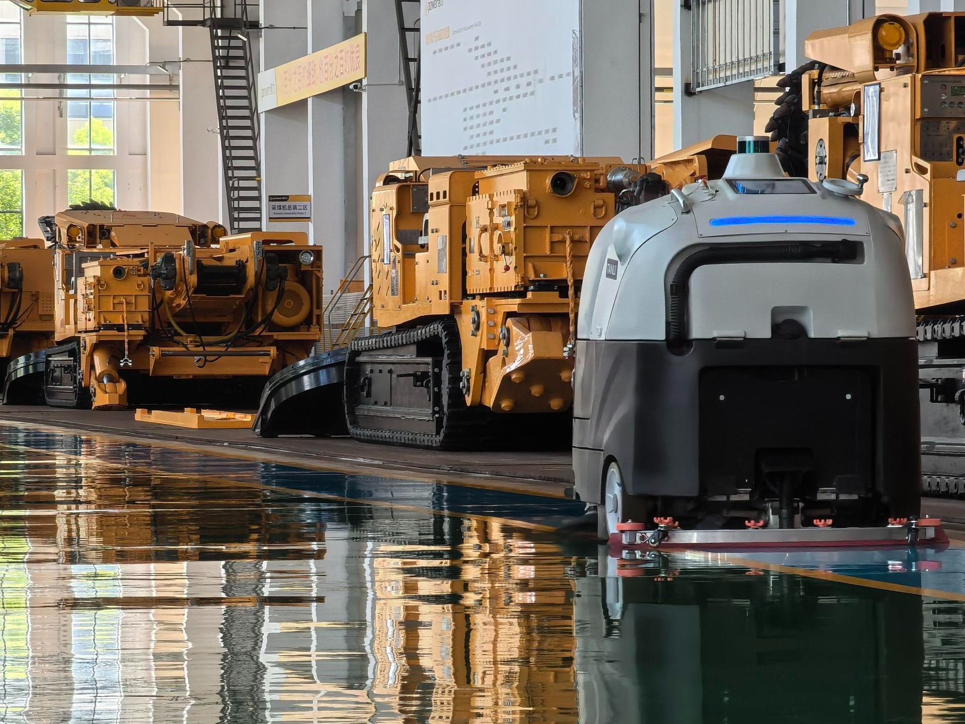 廣東黑燈工廠半夜無人打掃？坦力工業(yè)洗地機器人破解 “無人清潔” 困局