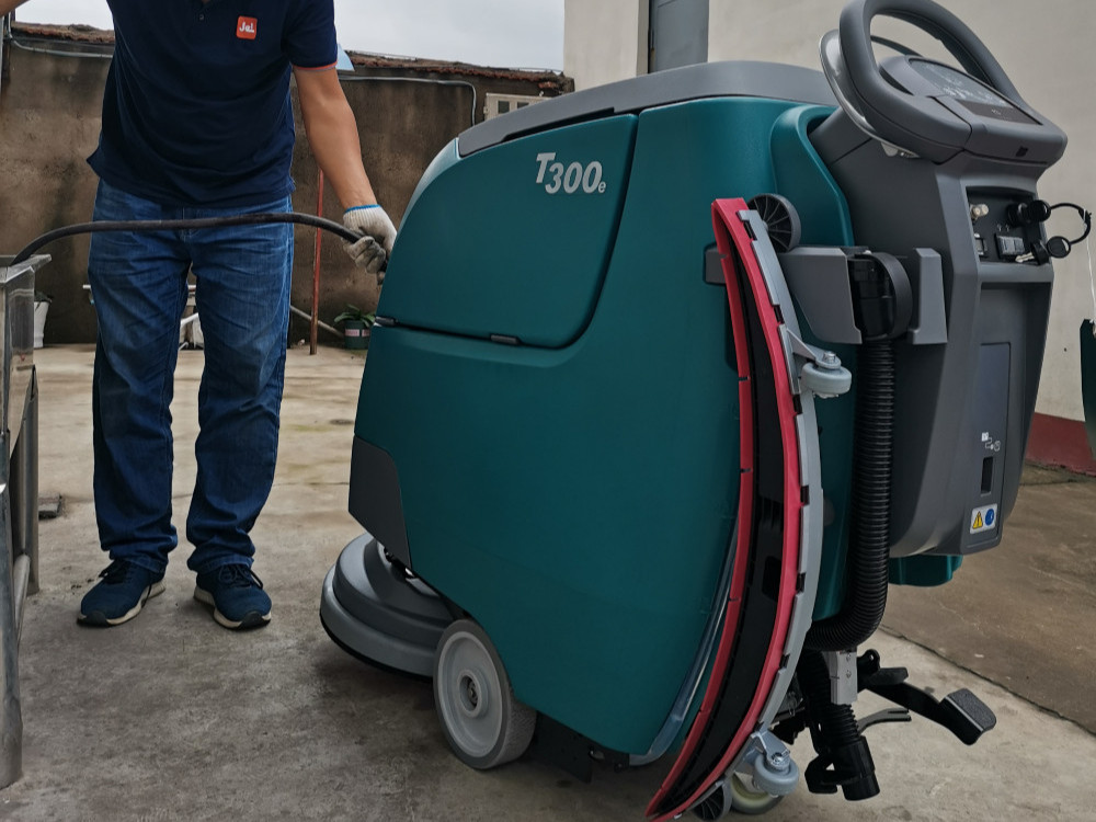 工廠車間洗地機的保養(yǎng)手冊看這里！