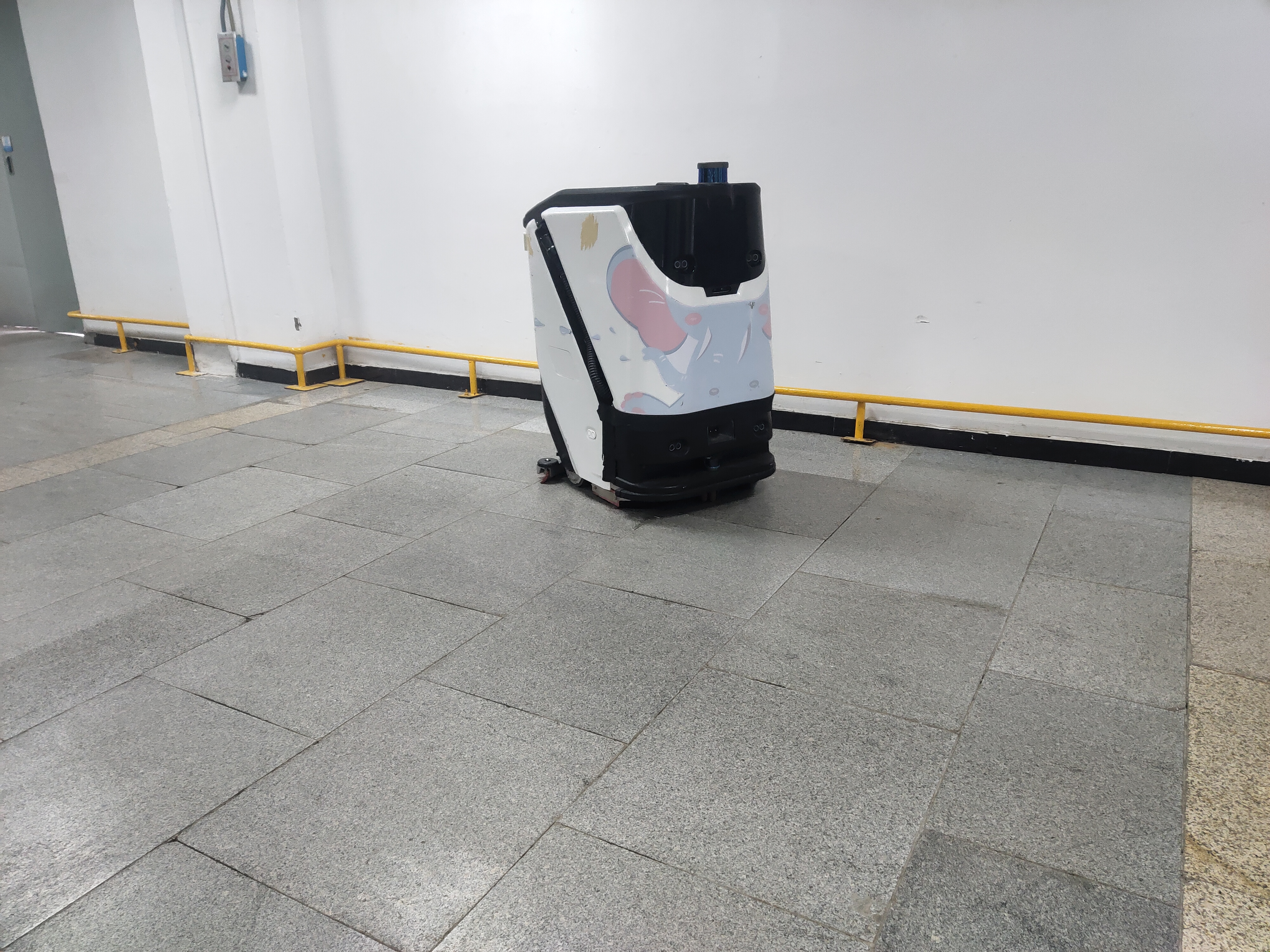 顛覆認(rèn)知！一臺(tái)工業(yè)洗地機(jī)器人，輕松搞定 3 萬(wàn)平車間地面清潔