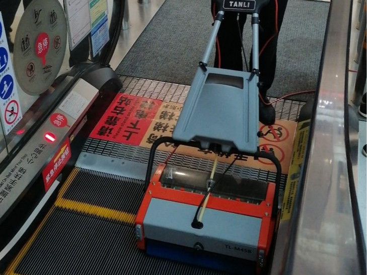 站著就能“輸出”？來看這場商超自動扶梯清潔大作戰(zhàn)