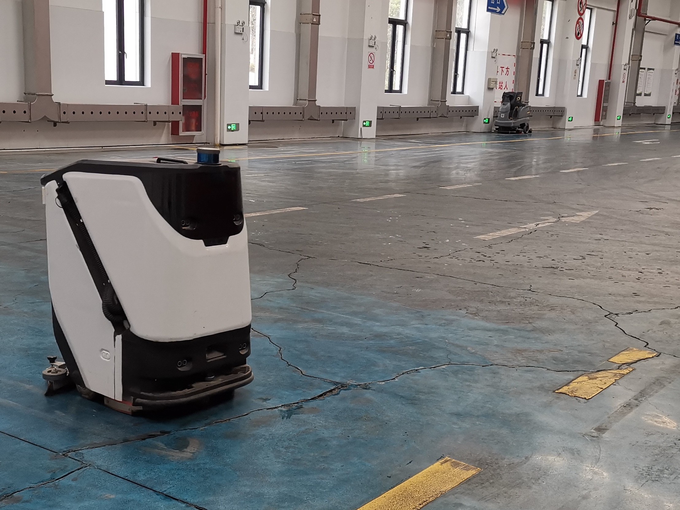 人工清潔費(fèi)時長，成本高？坦力工業(yè)洗地機(jī)器人死磕“高效替代”自動巡航清掃油污粉塵，一人可管多機(jī)，大幅降低人力投入